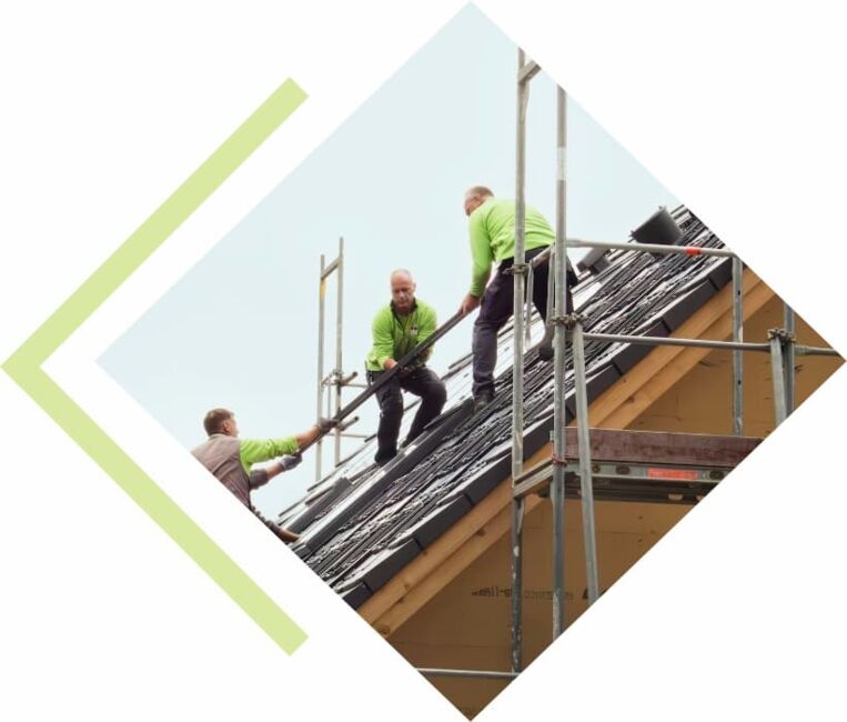 Mitarbeiter von Heiko Muuss bei der Installation von Photovoltaikanlagen auf dem Dach.