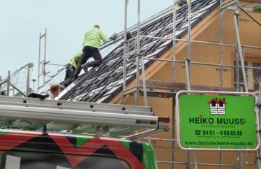 Mitarbeiter auf dem Dach für eine Photovoltaik Installation