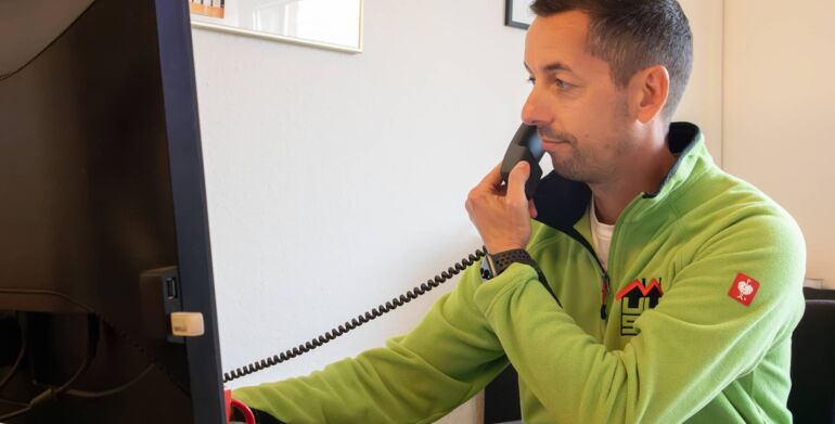 Der Geschäftsführer Carsten Pichura am Telefon im Büro.
