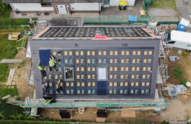 Mitarbeiter auf dem Dach für eine Photovoltaik-Installation