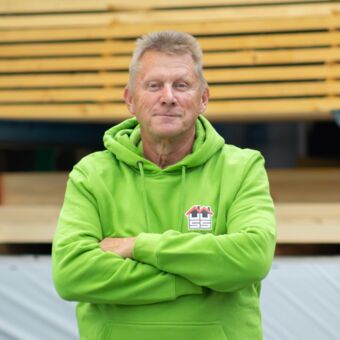 Porträtfoto Hartmut - Grüner Firmen-Pullover