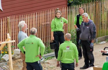 Das Team in der Pause auf einer Baustelle. Mitarbeiter unterhalten sich.