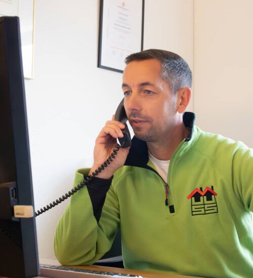 Kundenberatung Der Geschäftsführer Carsten Pichura am Telefon im Büro.