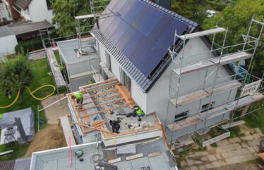 Drohnenaufnahme von oben. Fertige Photovoltaik-Anlage.