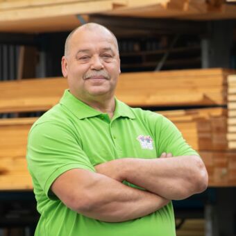 Porträtfoto Jörg - Grünes Firmen-Poloshirt