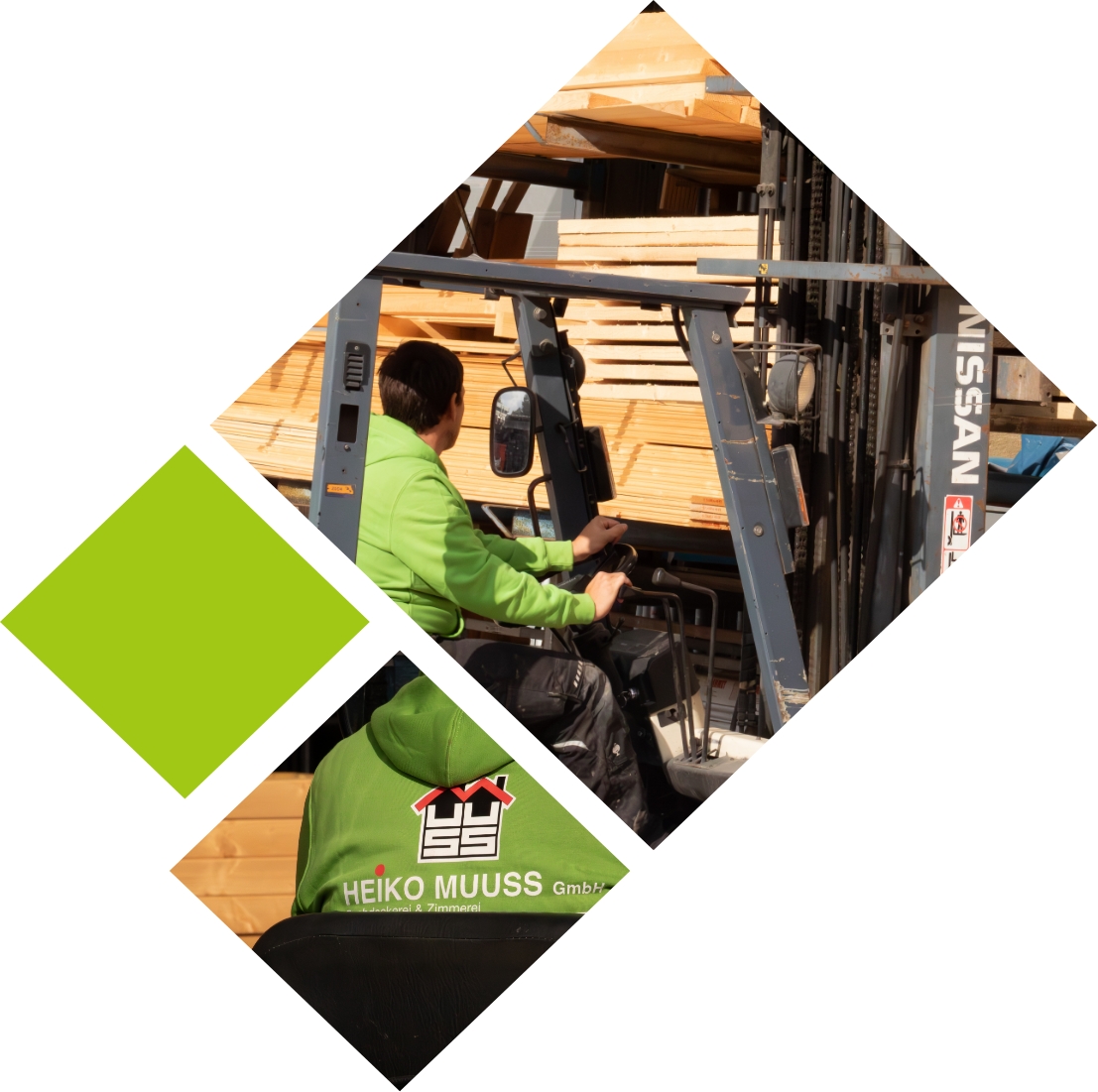 Gabelstapler fahren um das Holz zu transportieren. Ein Mitarbeiter fährt einen Gabelstapler um Holz zu transportieren.